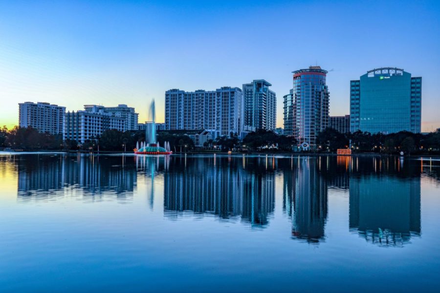 The beautiful Lake Eola located in downtown Orlando is free to visit. Image received from Unsplash. 